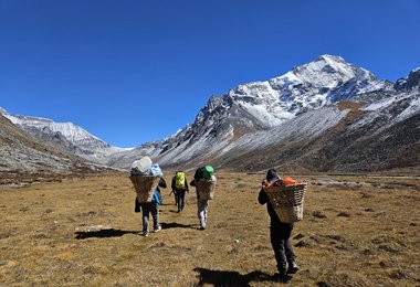Im Seitental des Kogi Khola – der erste Sechstausender im Blick