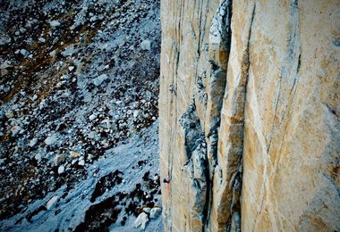 Jonas Schild in den Rissen der 2ten Seillänge, Foto: Christoph Detschmann