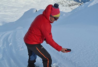 Das Arva Evo 5 liegt angenehm in der Hand uns ist sehr leicht zu bedienen.