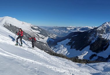 Beim Aufstieg mit dem Scarpa F1 Tourenskischuh.