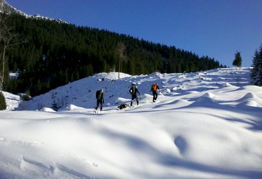 Skitouren gelten als Einzelsportart, obwohl man MIT ABSTAND nicht ganz alleine gehen sollte