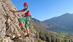 Eine der wenigen Steilstufen (an brüchigem Gestein - darum wohl auch unten das Fangnetz für die Straße).