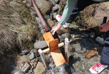 Beim Wasseraufnehmen mit der LifeStraw Peak Squeeze Bottle