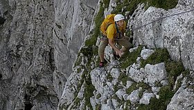 die grasige Querung mit Geländerseil