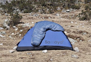 Der DownWool-Hybrid Ice Cold 190 Wide Schlafsack beim Auslüften auf unserem Zelt.