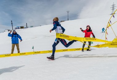 Karl Egloff beim Durchlauf durch das offizielle Ziel (c) Red Fox Elbrus Race/Oleg Chegodaev 