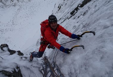 Sintflut Prijakt Nordwand - Simon in einer perfekten Eisspur (c) V. Messini/S. Gietl