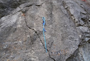 Das Abseilsystem Beal Escaper in einem Klebehaken.