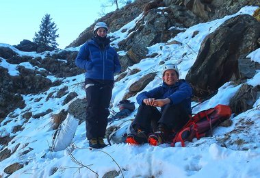 Beim Warten mit dem Patagonia Fitz Roy Down Hoody am Einstieg eines Eisfalles.