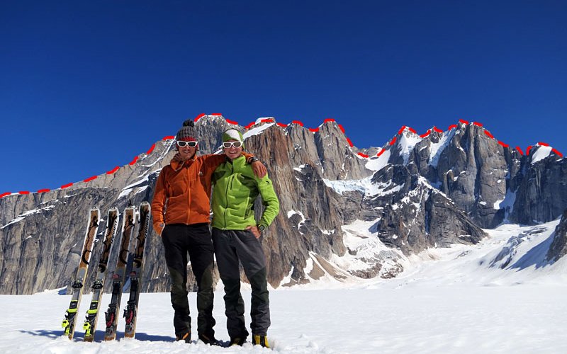 Alex und Gerry zurück im Base Camp mit dem Großteil der Tooth Traverse im Hintergrund, Foto: Bluemel/Fiegl