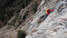 Am Ende der ersten Seillänge - Via Cobra Croz delle Mirandole bei Ranzo