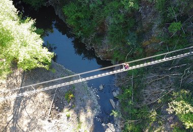 Auf der finalen Hängebrücke - Burgenklettersteig in Manderscheid