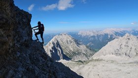 Auf einem Felsband auf dem Hermann von Barth Weg mit Blick in Richtung Bergleintal.