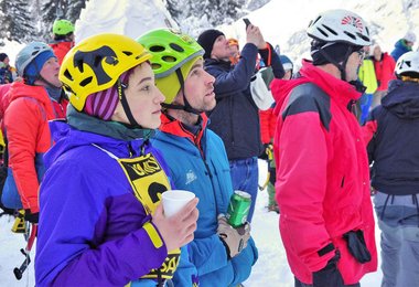Vittorio Messini (grüner Helm), ist quasi der Mister Eisfestival in Osttirol
