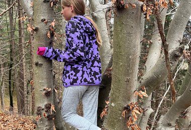 Die Adventurer Fleecejacke mit Kapuze ist die perfekte Bekleidung für eine Wanderung durch den Herbstwald.