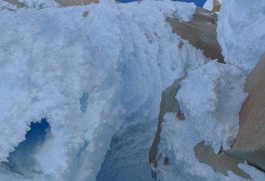 Max Berger klettert im Eisschlauch