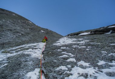 Ab der Mitte der NO-­‐Wand wird es nochmals richtig steil und abweisend. (c) David Hefti / Marcel Schenk 