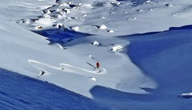 Das Tal ist breit, man findet Platz für eine eigene Spur.