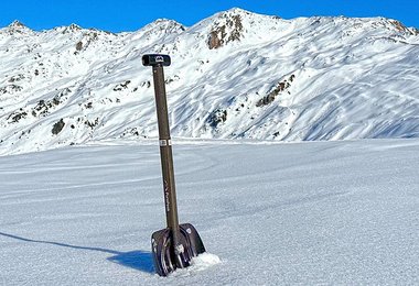 Mit ausgefahrenem Schaufelstiel - Pure Peak Carbon Lawinenschaufel