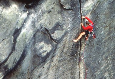 Bernd im Einstiegsriss bei einer späteren Wiederholung seiner Neuroute an der Teufelsspitze-Talseite (c) Bernd Arnold