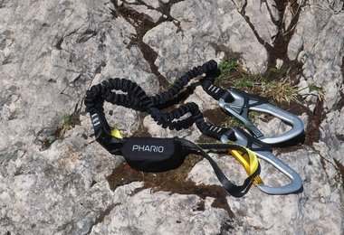 Die Karabiner haben beim Phario 360 Klettersteig Set unterschiedliche Farben.