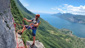 Der Standplatz nach der 4- Seillänge -  Spigolo Bianco - Malcesine.