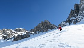 Im unteren Teil der breiten Rinne.