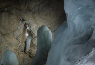 Rudi Hauser und Georg Santner in der Loser Schneevulkanhöhle (c) ServusTV/MarkusBerger/AlpineManagement