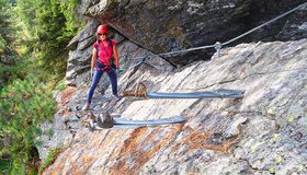 Auch Erwachsene bringt die Platte mit den Säbeln zum Staunen - Piraten Kinder Klettersteig - Speikboden