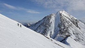 Aufstieg Richtung Sonntagskogel-Gipfel. Im Hintergrund die Ostrinne des Großen Grießsteins