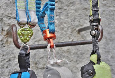 Die drei Sets mit Drehspindel (gegen das Verdrehen der Arme) - von links nach rechts: Camp Gyro Rewind Pro, Scorpio Eashook und Edelrid Cable Comfort 5.0