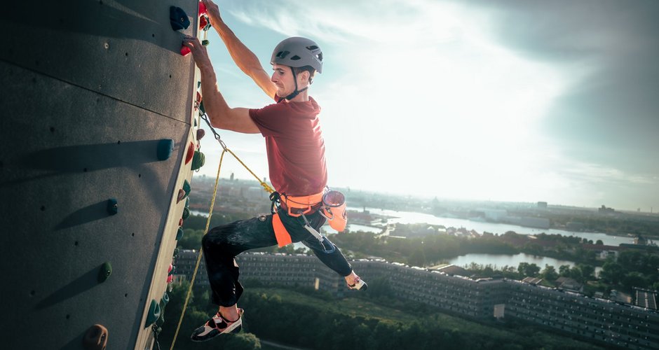 Adam Ondra klettert an der Fassade von CopenHill, Denmark (c) Petr Chodura