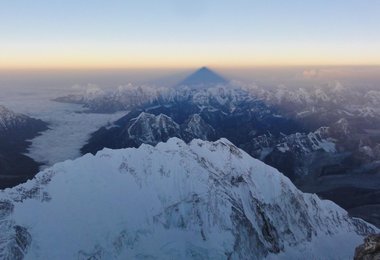 23.5. 5 Uhr - der Sonnenaufgang mit Everestschatten