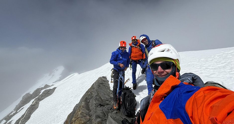 Die vier Alpinisten auf dem Gipfel des Bhagirathi III, Himalaya, Indien. ©Hugo Beguin