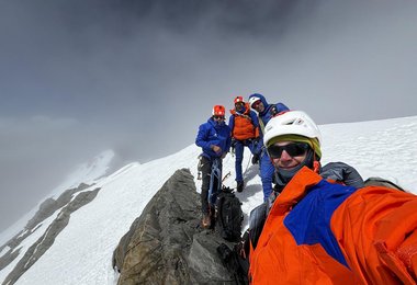 Die vier Alpinisten auf dem Gipfel des Bhagirathi III, Himalaya, Indien. ©Hugo Beguin