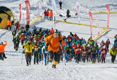 Start des Sky Race  (verkürzter SkyMarathon) auf 3780 m  (c) Barabonov Roman