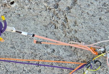 Die neue Petzl Connect Adjust am Standplatz