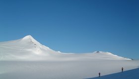 Beim Aufstieg, links der Gipfel