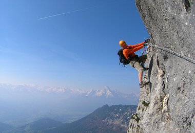 Der sogenannte Fotoquergang beim Hochthron-Klettersteig (hinten der Watzmann).