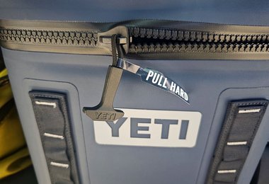 Der kräftig zu bedienende Reisverschluss der Yeti Hopper Flip 12 Kühltasche