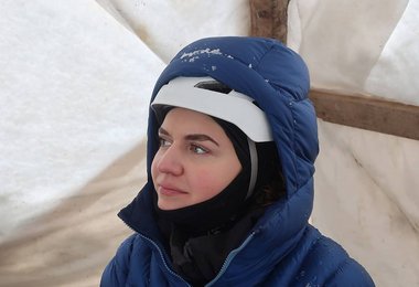 Der Helm geht gut unter die Kapuze des Patagonia Fitz Roy Down Hoody