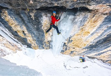 Ines-Papert klettert die Route Zauberfloete (M9/WI6) im Langental