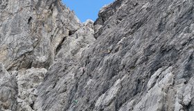 Oberhalb des Einstieges - links Kletterer in der Gusta.