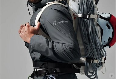 Die Mountain Hyper Alpha Jacke mit Rucksack