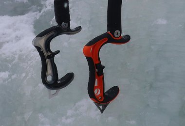 Der alte (schwarz/grau) und neue (orange und gesamt etwas zartere) Camp X-Dream Griff