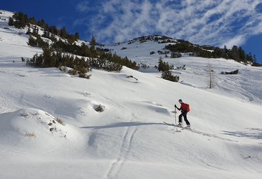 Beim Aufstieg spürt man mit Fortdauer der Skitour den kleinen Helfer