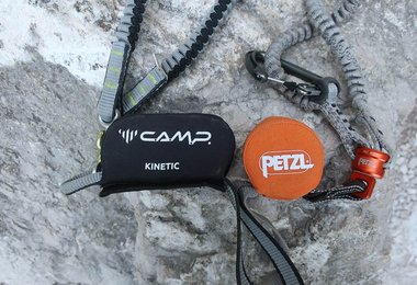 Rechts der größte (Camp) und links der kleinste (Petzl) Bandfalldämper im 2025 Test.