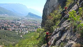 Die zweite Seillänge der Via Edera am Monte Baone in Arco