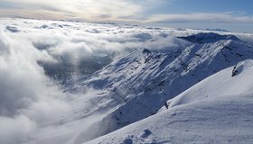 Links der Gipfelhang des Roßarsch