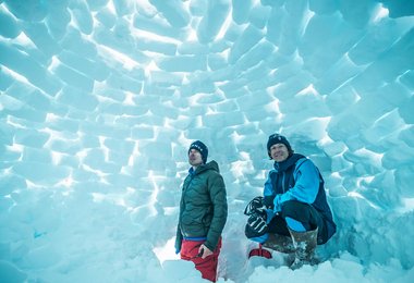 Matthias_Mayr_Matthias_Haunholder_Antarctica_Iglu_inside_Foto_Johannes_Aitzetmüller